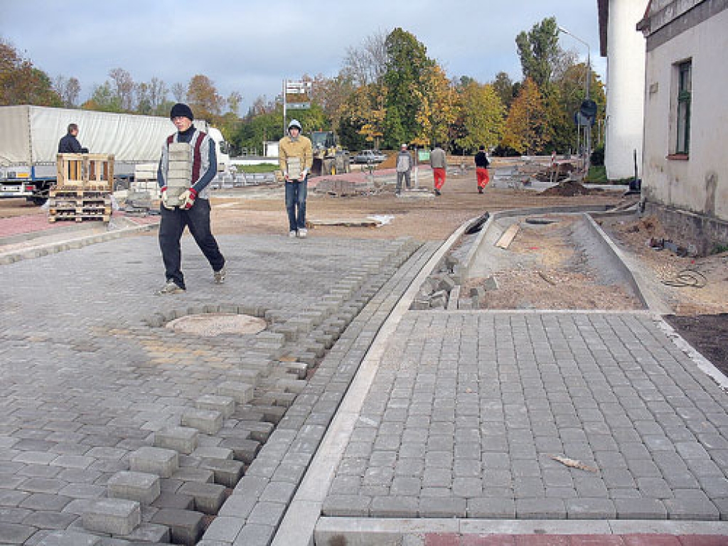 Rekonstruējot Dambja ielu, ļoti daudz ir roku darba. Uzņēmumam «Asfalts plus» sākumā nepietika strādnieku, tāpēc darbi objektā aizkavējās. 
Autors: Vilnis Auzāns