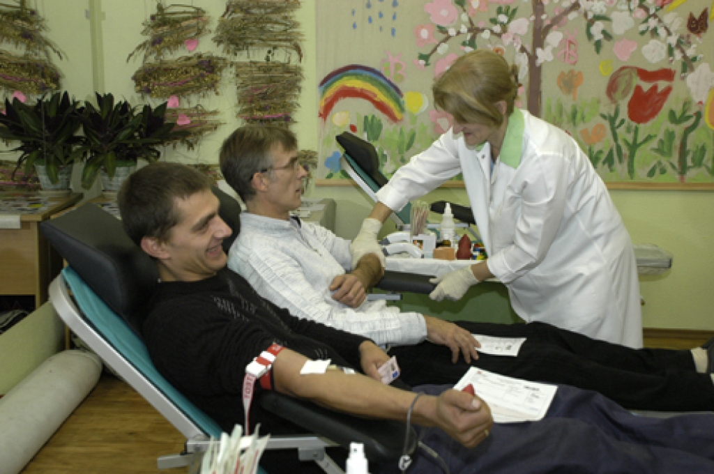 Lai palīdzētu atveseļoties darba biedrenei, asinis nodot ieradušies SIA «Kronis» strādājošie (no kreisās) Jānis Rimševics un Vladis Smaļķis.
Autors: Ivars Bogdanovs