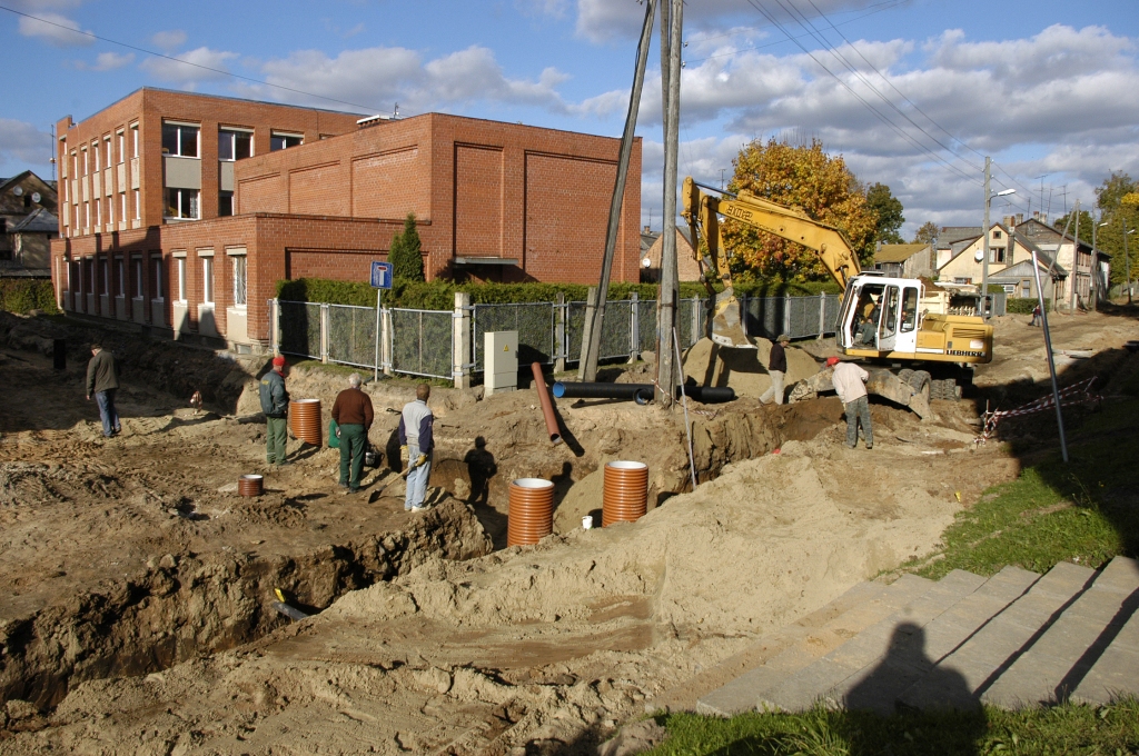 Pie mājām Plūdoņa ielā drīz pazudīs arī elektrības stabi, jo elektrības kabeļi tagad ieguldīti zemē.
Autors: Ivars Bogdanovs