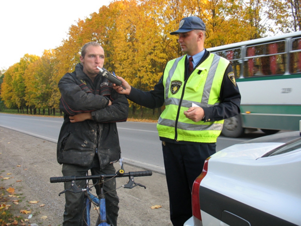 Reida laikā Bauskas rajona Policijas pārvaldes Ceļu policijas inspektors Ēriks Freimanis konstatē, ka velosipēdists nav lietojis alkoholu. Tomēr sods viņam tiek noteikts par velosipēda vadīšanu bez tiesībām. Braucamais nav aprīkots arī ar gaismu atstarojošiem elementiem. 
Autors: Vilnis Auzāns