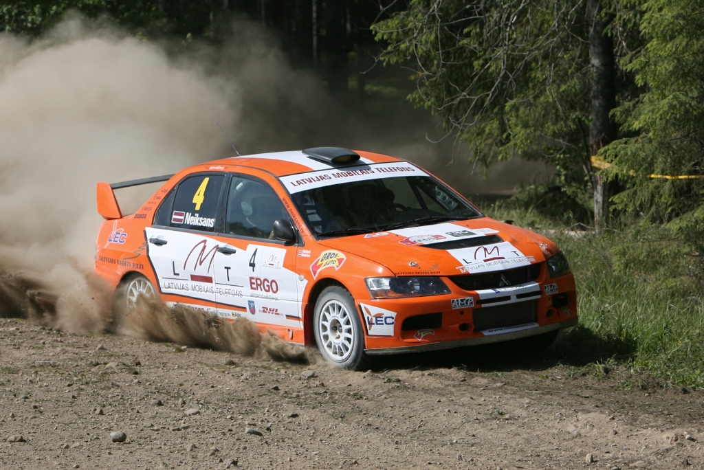 Andis Neikšāns un stūrmanis Pēteris Dzirkals rallija trasē.
Autors: Jānis Barbars,  www.rallyemotions.net