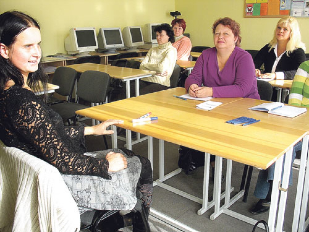 Informatīvā diena bezdarbniekiem ir katru piektdienu, tad ar viņiem strādā dažādi speciālisti. Nodarbinātības valsts aģentūras Bauskas filiālē konsultē arī psiholoģe Gunita Junkurēna. 
Autors: Vilnis Auzāns