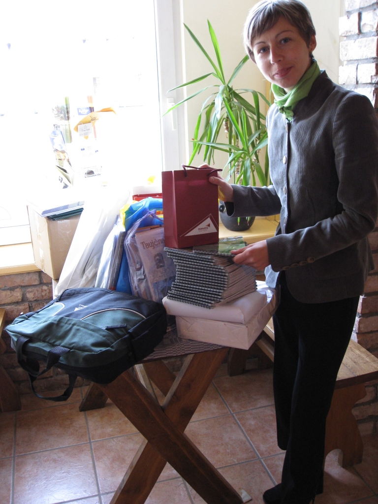 Bauskas tūrisma informācijas centra vadītāja Inese Turkupole-Zilpure pārskata kolēģu no Lietuvas piedāvātos prezentācijas materiālus.
Autors: no Bauskas TIC arhīva