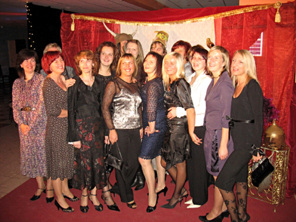 «Swedbankas» Bauskas filiāles klientu dienas svinības šogad notika viesnīcā «Day&Night Hotel Bauska». Viesus izklaidēja improvizācijas teātra aktieri no Rīgas. Bankas darbinieces izmantoja iespēju arī iemūžināt kolektīvu koppbildē kopā ar vakara vadītāju Jāni Skuteli. 
Autors: Vilnis Auzāns