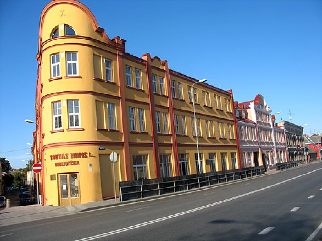 Tautas nama, arī vakara vidusskolas ēku fasādes nokrāsotas gaišos, košos toņos. Lai tās pasargātu no notašķīšanas, ir plānots uzstādīt dekoratīvus vairogus. 
Autors: Vilnis Auzāns