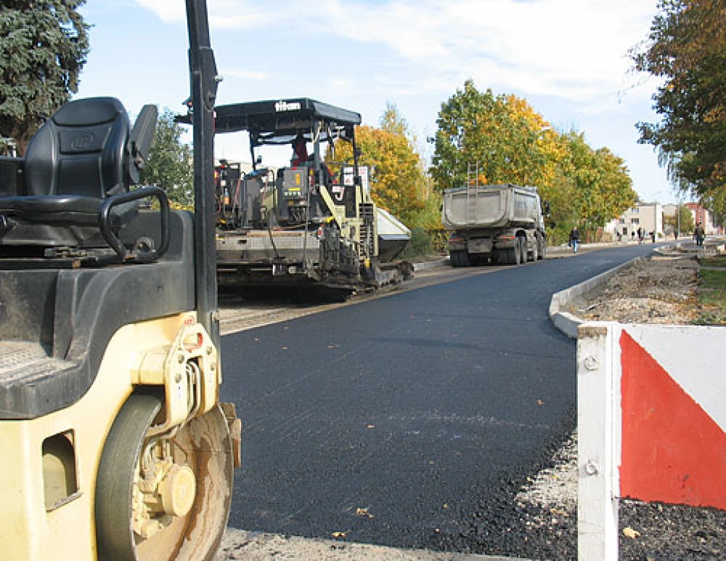Pirmās Dārza ielā ieklātās jaunās asfalta kārtas biezums ir seši centimetri. 
Autors: Vilnis Auzāns