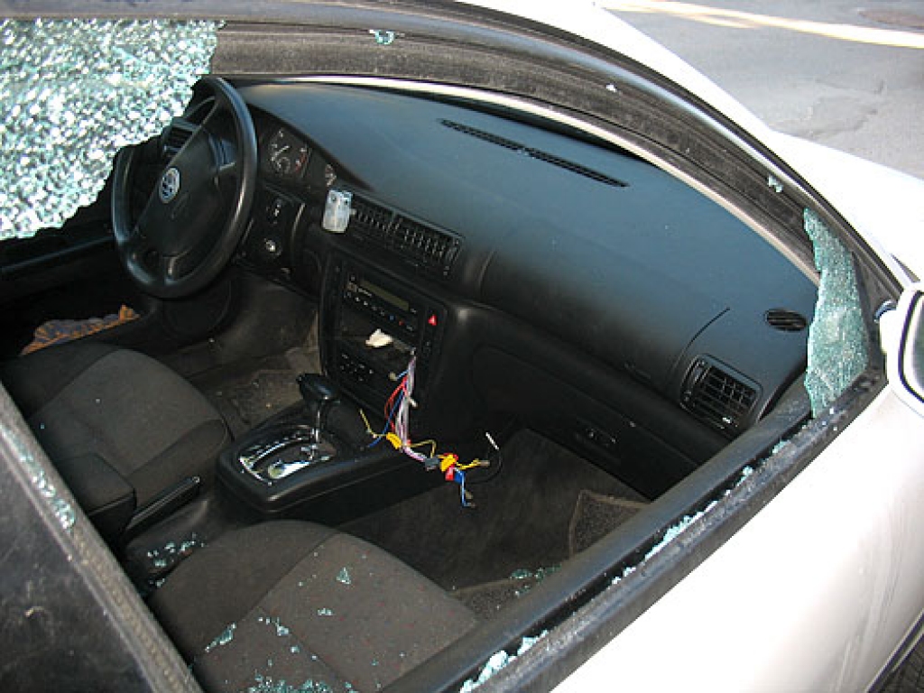 Zagļu darbošanās vairumā gadījumu ir līdzīga – tiek izsists auto sānu durvju logs un izzagtas mūzikas ierīces.
Autors: No «Bauskas Dzīves» arhīva.