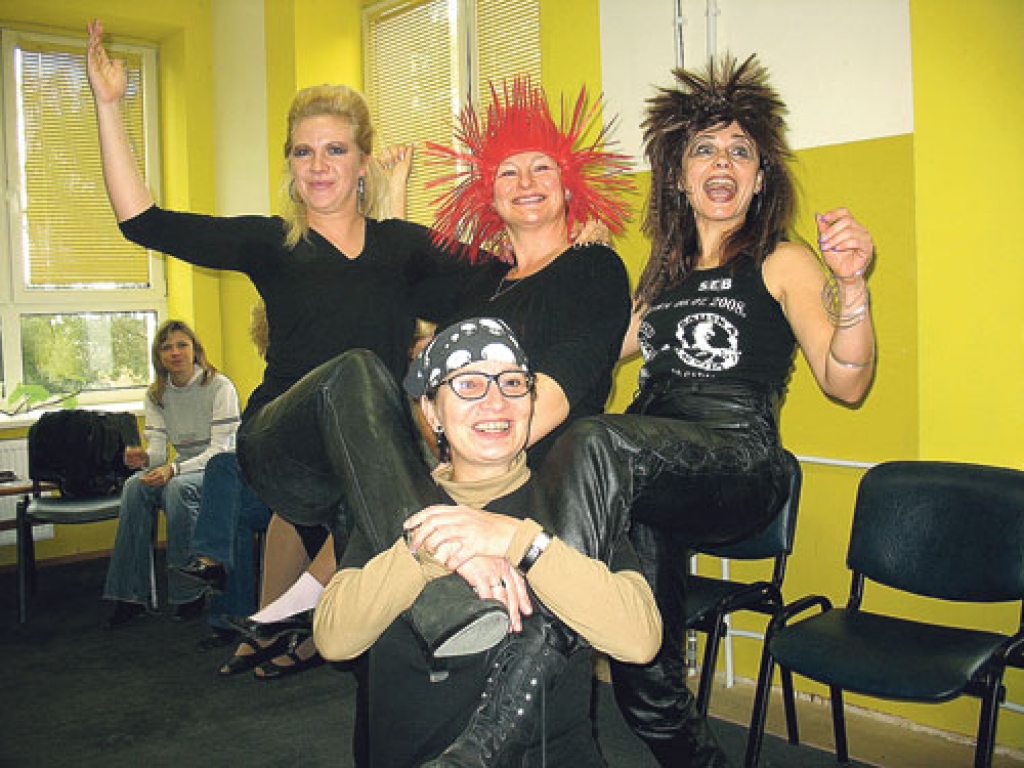 Rokeru meitenes pēcpusdienā pārtaps par nopietnām un zinošām pedagoģēm. Vaira Dundure (priekšplānā) mācīs latviešu valodu, Andra Katkeviča (no kreisās) būs psiholoģe, Vija Ieleja un Inita Nagņibeda pildīs direktores vietnieces pienākumus.
Autors: Vilnis Auzāns