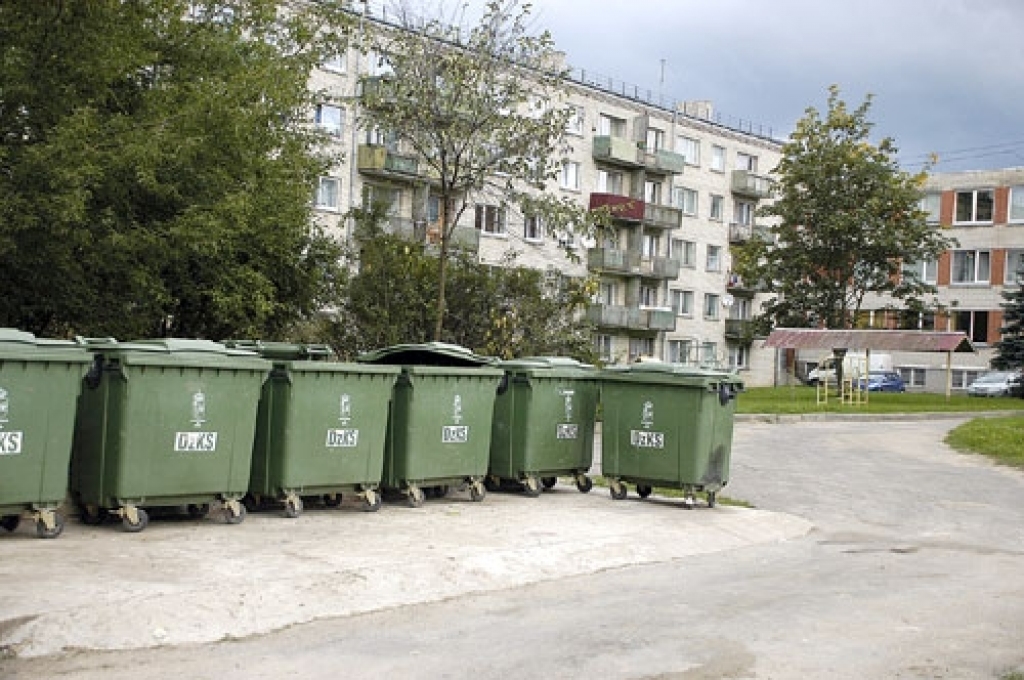 Pašlaik sadzīves atkritumu norma vienam iedzīvotājam mēnesī ir 0,1 kubikmetrs. Apjoms noteikts pirms vairākiem gadiem. Taču uzņēmuma uzskaite liecinot, ka viens cilvēks mēnesī izmet 0,2 kubikmetrus drazu.
Autors: No «Bauskas Dzīves» arhīva.