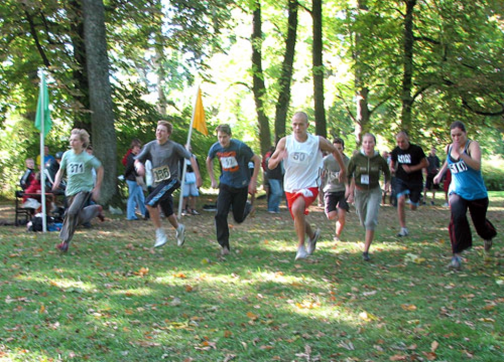 Krosu skrien rajona mācību iestāžu vidusskolēni.
Autors: Juris Iļņickis