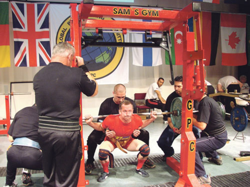 Jānis Šteinbergs izpilda pietupienus ar svaru stieni. 
Autors: No albuma.