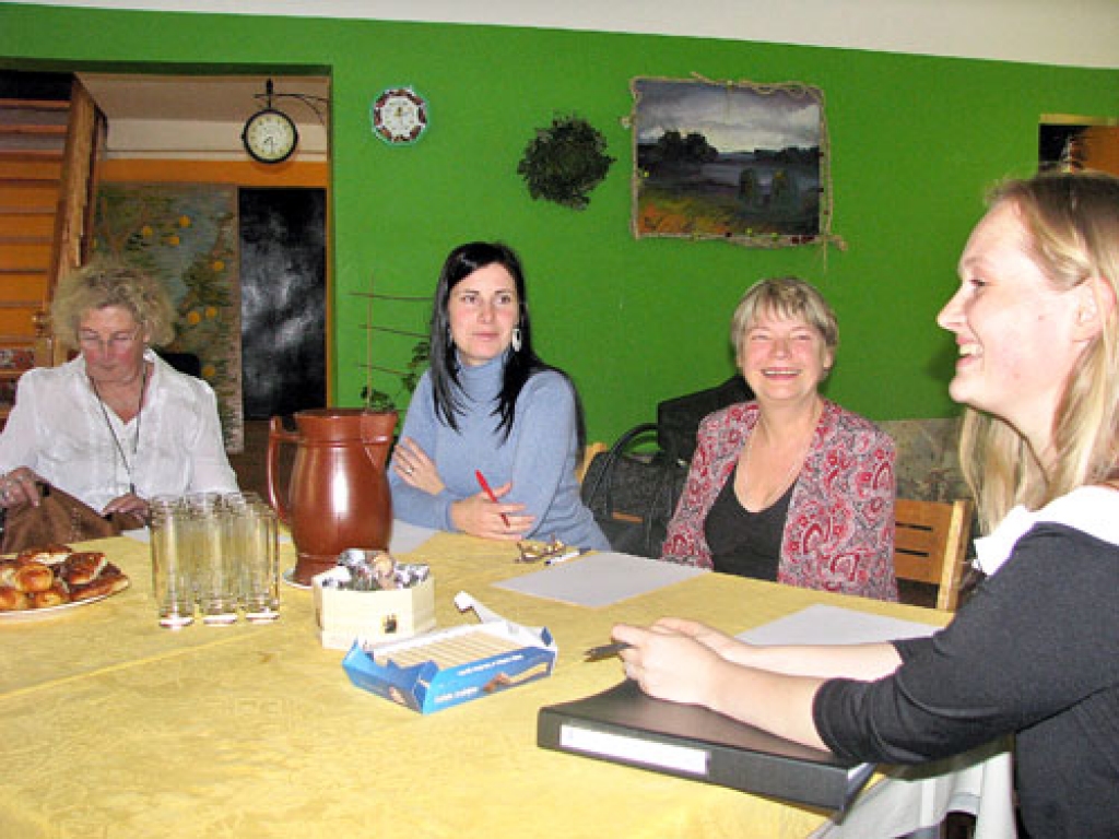 Par Bauskas rajona tūrismam aktuāliem jautājumiem spriež viesu nama «Straumēni» vadītāja Emerita Buķele (no kreisās), Tūrisma attīstības valsts aģentūras Zemgales reģiona tūrisma biroja vadītāja Ilze Djačuka, viesu nama «Arāji» vadītāja Inese Smilškalna un viesu nama «Bed and Breakfast» vadītāja Elīna Zvirbule. 
Autors: Juris Iļņickis