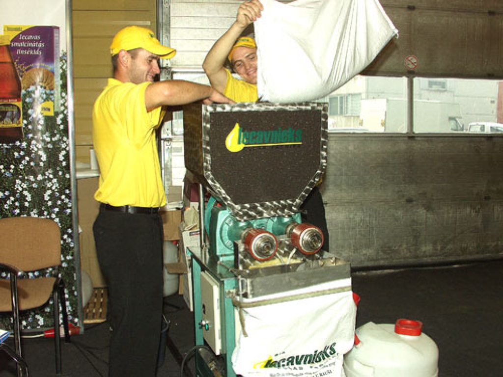 SIA  «Iecavnieks» regulāri piedalās dažādās izstādēs un nereti demonstrē, kā no rapšu sēklām izspiež eļļu. 
Autors: No «Bauskas Dzīves» arhīva.