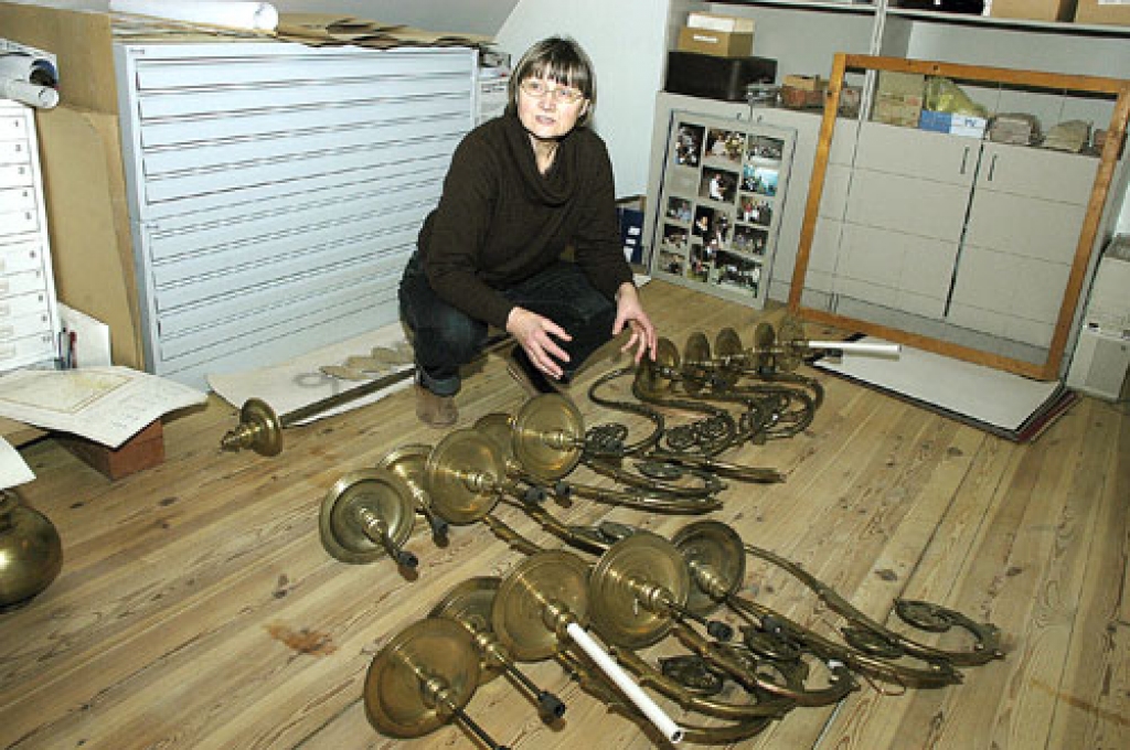 Taiga Skane, Bauskas pils muzeja galvenā speciāliste, rāda izjauktu kroņlukturi. Tā detaļas greznotas ar manierisma stila ornamentiem, tiem raksturīga dekoratīva pārbagātība, vijīgas formas.