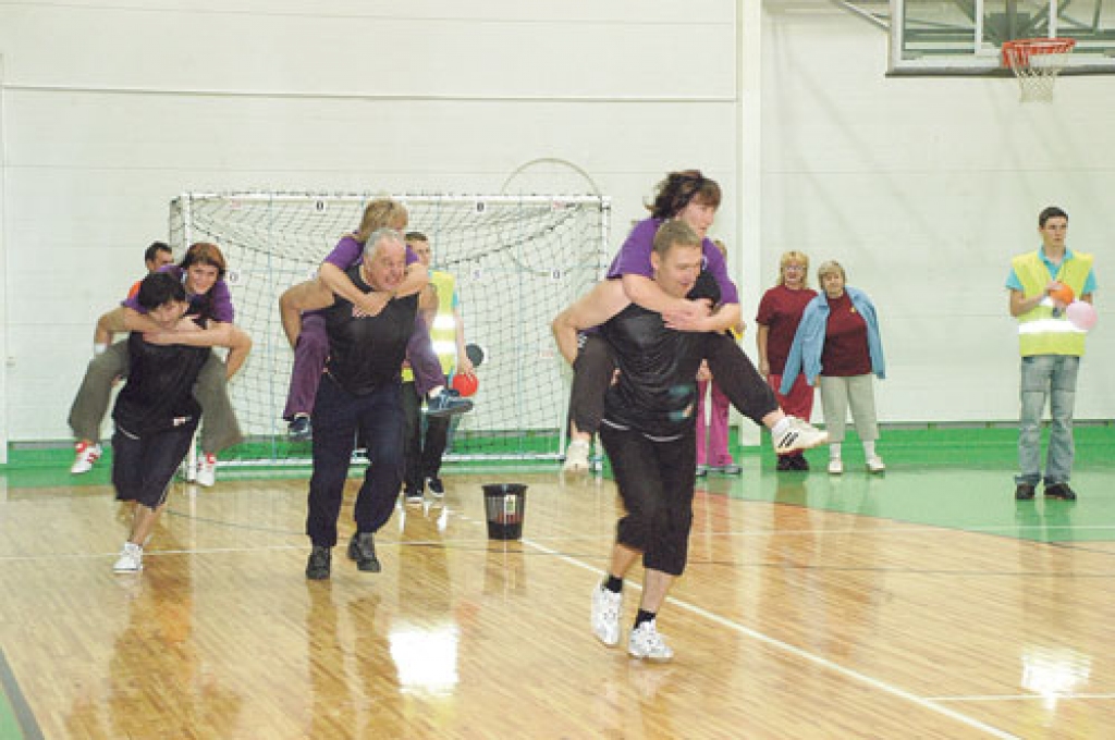Jautrības stafetes pēdējo pārbaudījumu veic Gailīšu pašvaldības komanda.