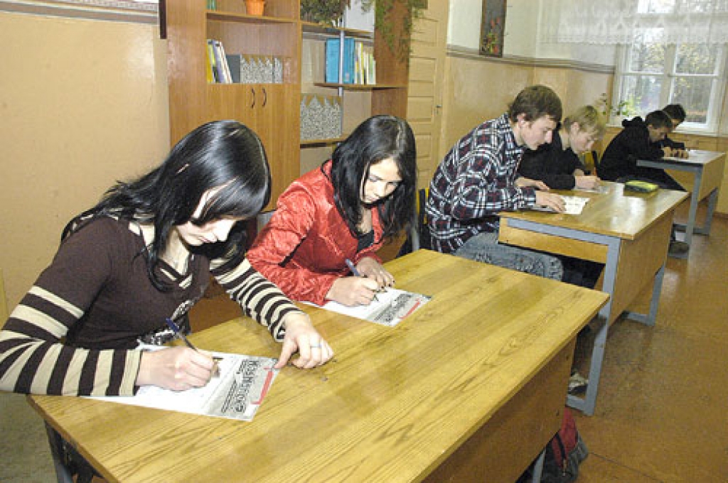 Konkursa anketu aizpilda Svitenes pamatskolas 9. klases audzēkņi Kristīne Adamoviča (priekšplānā), Kitija Freimane, Emīls Dičpeteris, Atis Freimanis, Jānis Pancerko un Dairis Ķerpis.