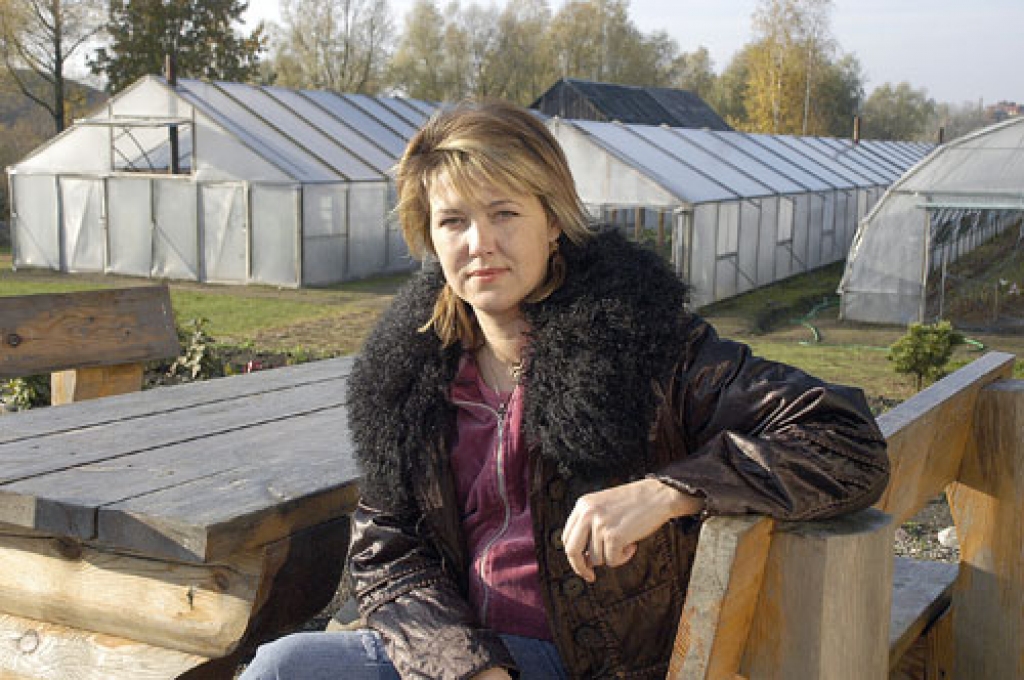 Ceraukstietes Kristīnes Puķānes galvenā nodarbošanās ir puķu audzēšana. Tādēļ pie nopirktās mājas pirmās izveidotas siltumnīcas, tikai pēc tam sakopta apkārtne.