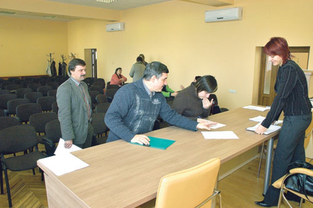 Lauku attīstības stratēģijas ieceres apspriež Vecumnieku pagasta padomes deputāts Guntis Kalniņš (no kreisās), Bauskas uzņēmēju kluba vadītājs Indulis Pētersons, biedrības «Bruknas Kalna svētību kopiena» valdes locekle Inga Kuzma un Jolanta Lauva.