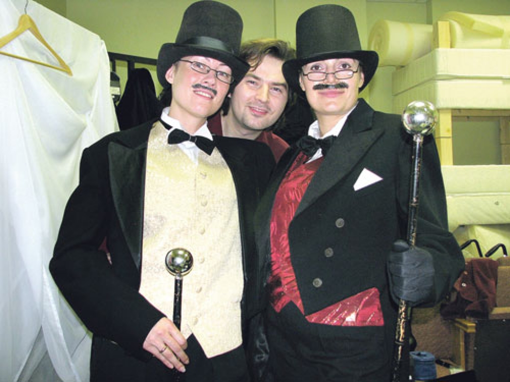 Brāļu Laivinieku tēlos iejūtas Linda Užule (no kreisās) un Eva Kaufmane. Vidū –  Ingus Užulis.