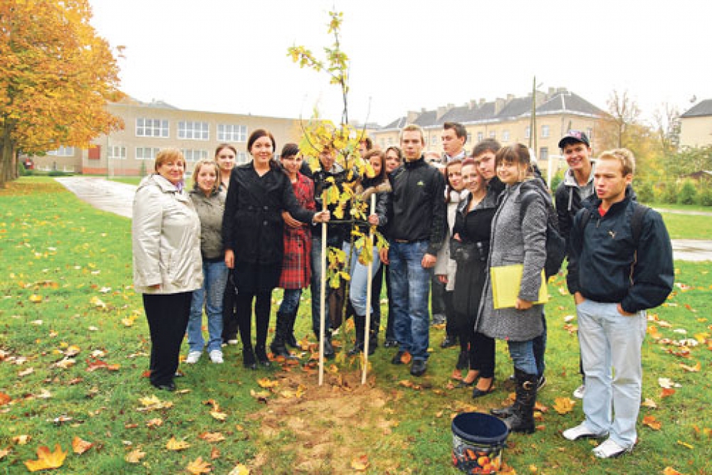 Pilsētas 2. vidusskolas jaunieši un direktore Vera Grigorjeva strādāja svētku noskaņojumā un patriotisma vadīti.