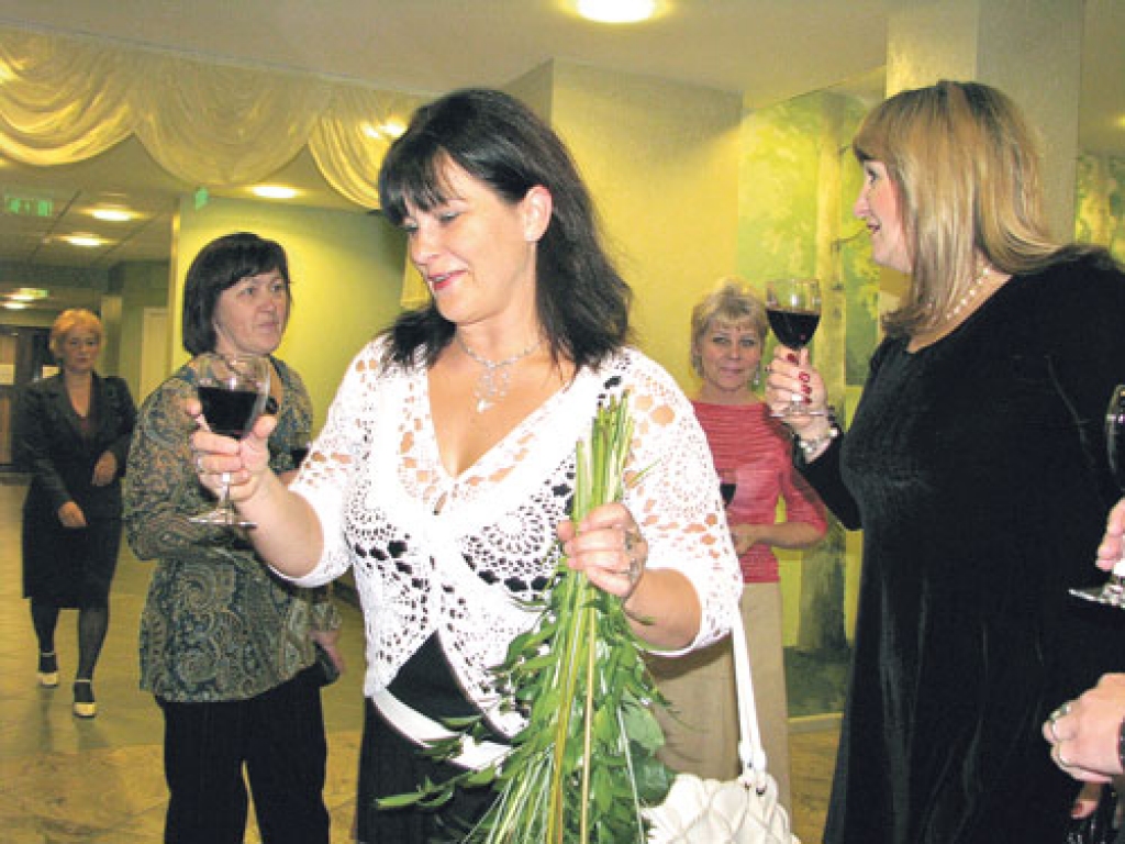 Īslīces pagasta kultūras nama speciālistes Aiga Baltalksne (priekšplānā), Nijole Berezina un Rasma Trubača (otrā no kreisās) iejūtas svētku gaisotnē.