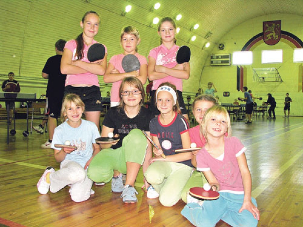 Iecavas tenisistes Amanda Grīnberga (pirmajā rindā), Aivija Grundmane, Monta Zaumane, Arta Laukenberga, Anna Ansone, Alise Pluce (otrajā rindā no kreisās), Beāte Jašuka, Karīna Taranda.