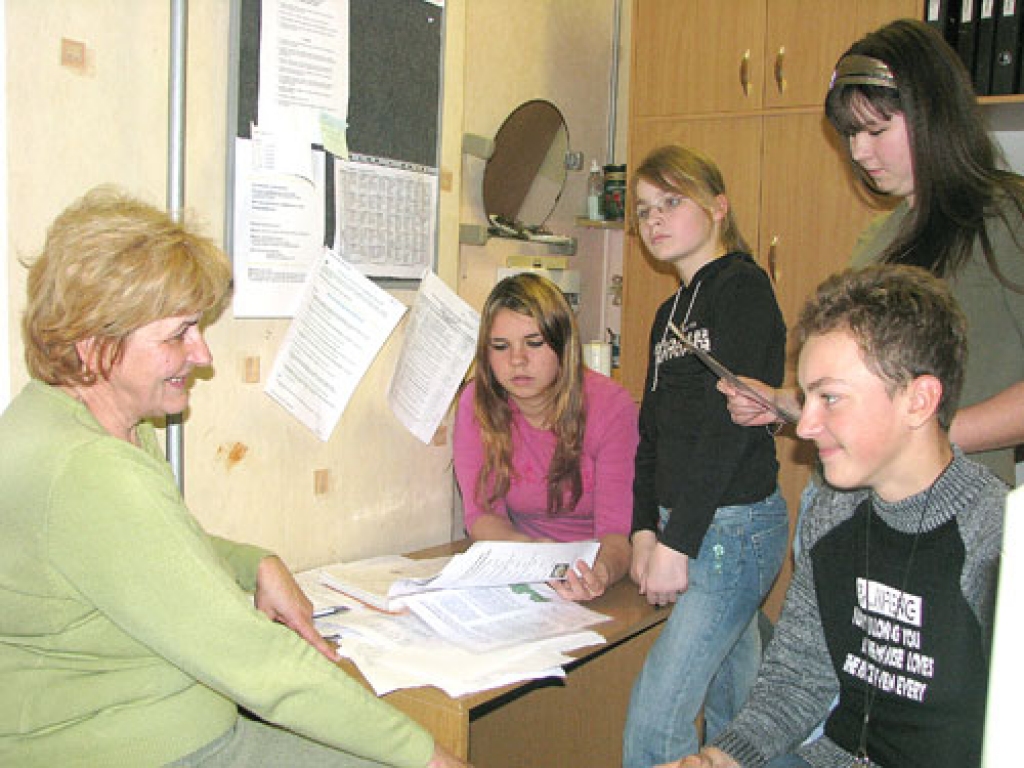 Žurnālistikas pulciņa aktīvākie apmeklētāji Mārtiņš Tomsons (no labās), Ilze Guča, Dace Bukša un Kristīne Jirgensone un skolotāja Ligita Bane.