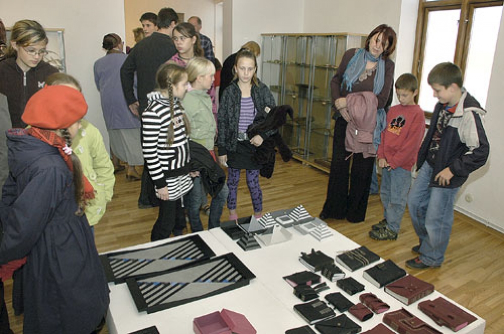 Aplūkot izstādi bija ieradušies Bauskas mākslas skolas audzēkņi.