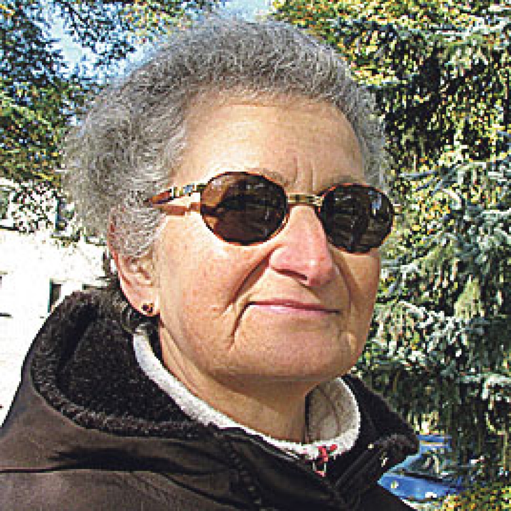 Mirdza Uzaite,   pensionāre: «Jā, esmu to piestiprinājusi pie somas un uzskatu, ka šādā veidā esmu tumsā labi saredzama.»