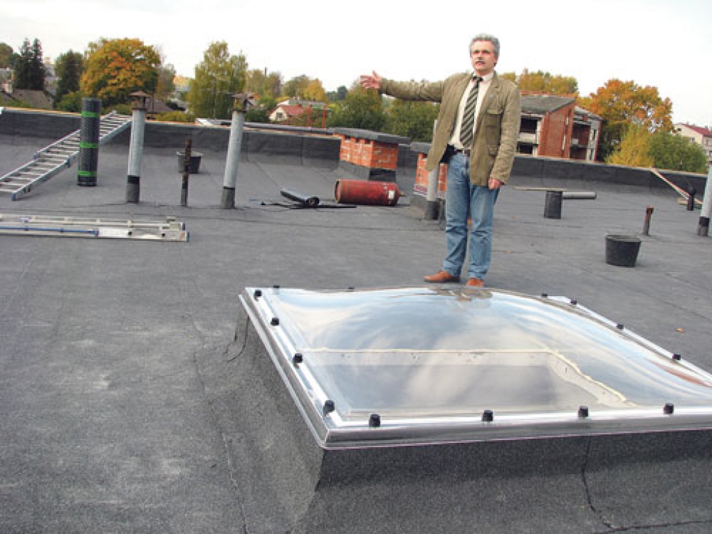 ALEKSANDRS PROKOPENKO, Iecavas veselības un sociālās aprūpes centra pārstāvis, stāsta, ka jaunais iestādes jumts siltināts ar akmensvati 15 centimetru biezumā.