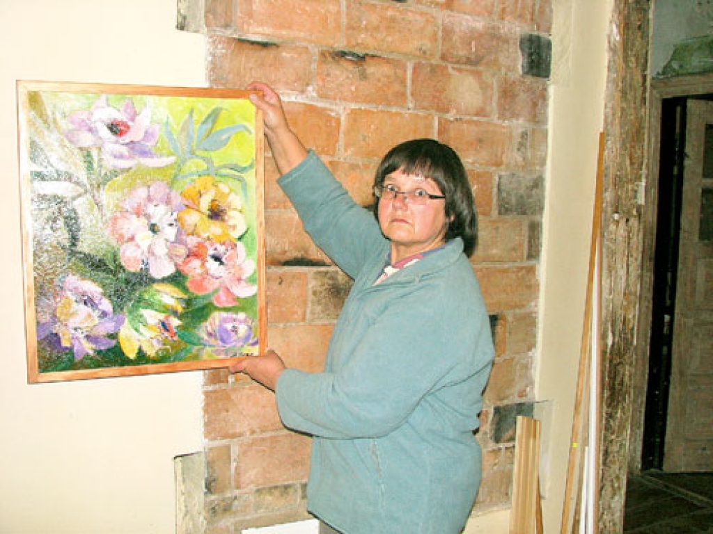 Māra Vasariņa un viņas gleznotie ziedi.