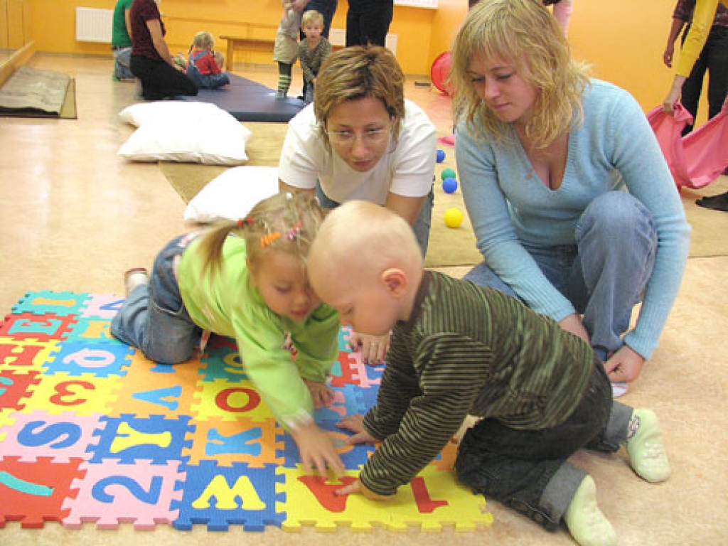 Savu burtiņu atraduši Aleksis un Ance.