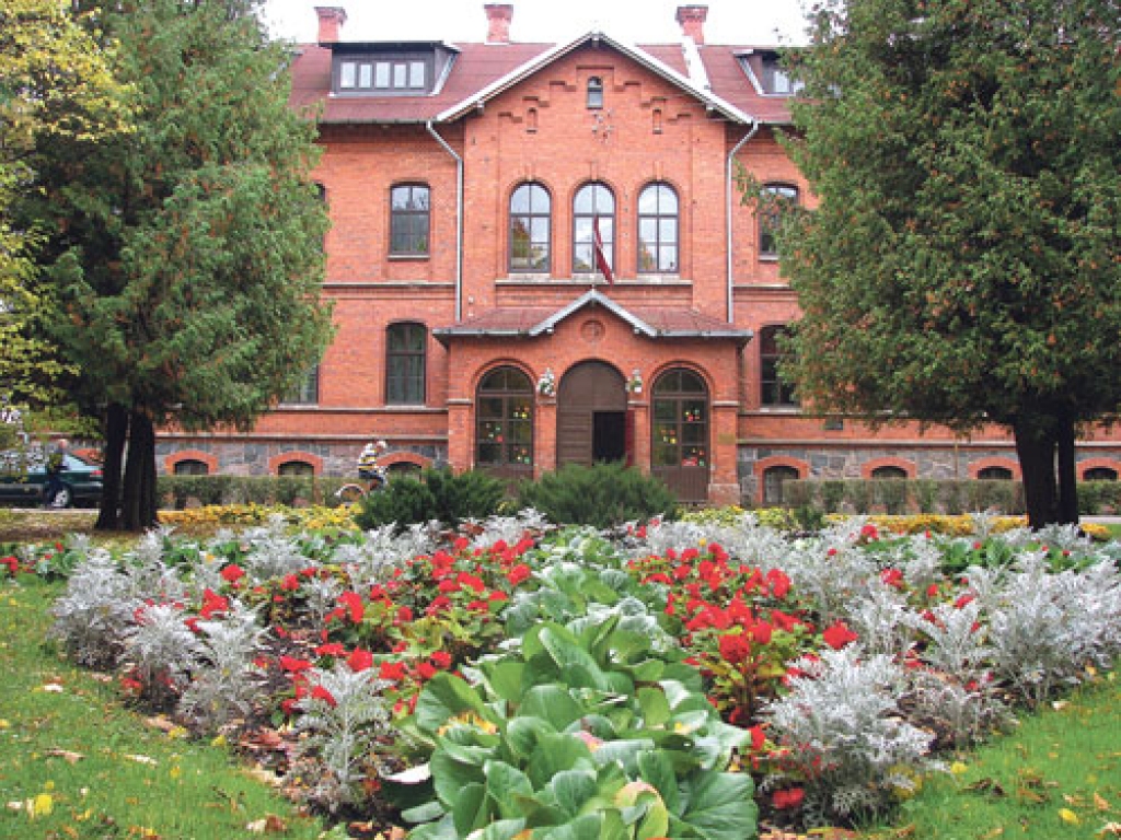 Skaistkalnes vidusskolas fasāde.  