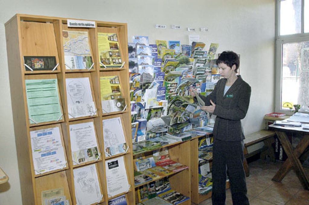 Šogad Bauskas rajona Tūrisma informācijas centrā visvairāk par mūsu pilsētas un rajona apskates vietām interesējušies tūristi no kaimiņvalsts Lietuvas. Tādēļ iestādes vadītāja Inese Turkupole-Zilpure ierosina rajona pašvaldībai izdot materiālus lietuviešu, kā arī igauņu valodā. 