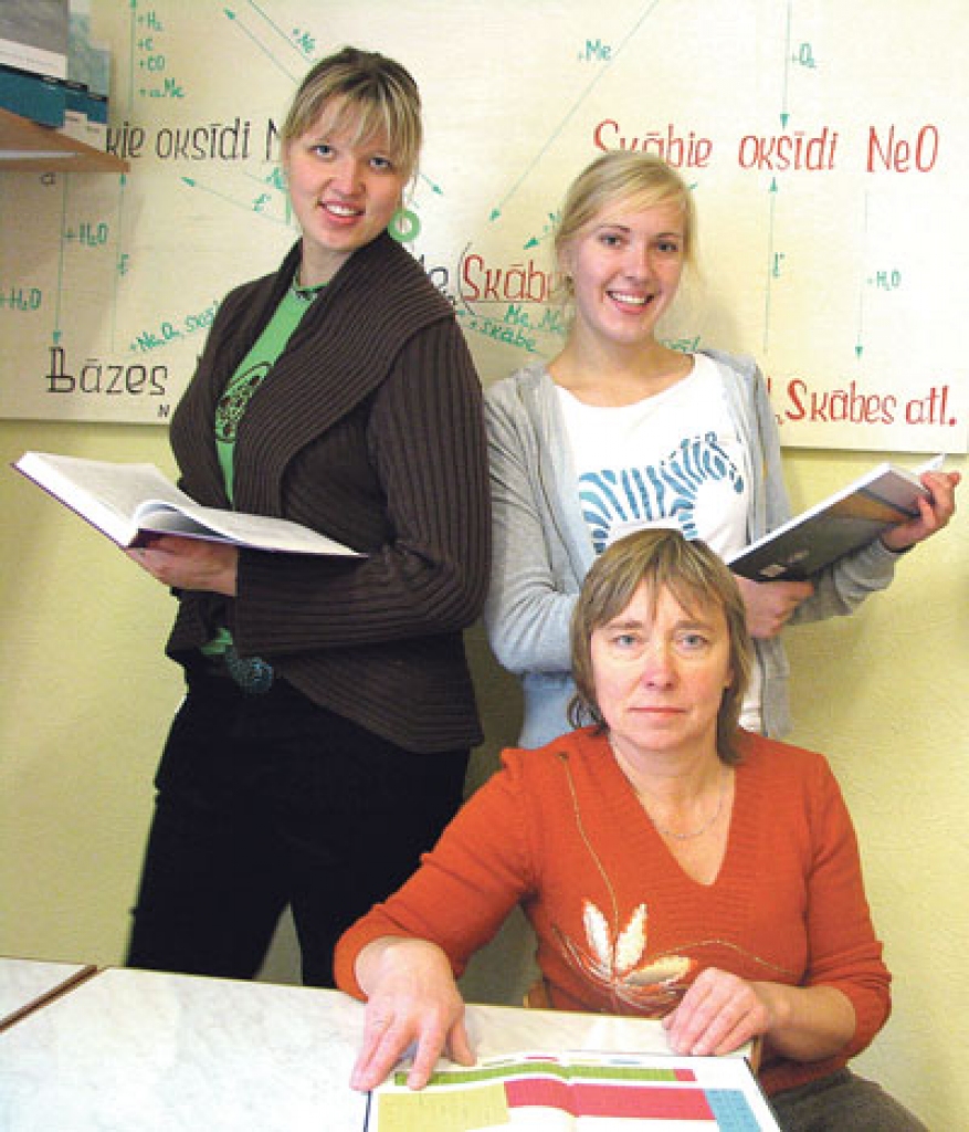 Ķīmijas skolotāja Brigita Igaune ir 2007. gada «Grindex» fonda stipendiāte. Pedagoģe ķīmijas kabinetā kopā ar 12. klases audzēknēm Inesi Skusto (no kreisās) un Madaru Romanovsku.