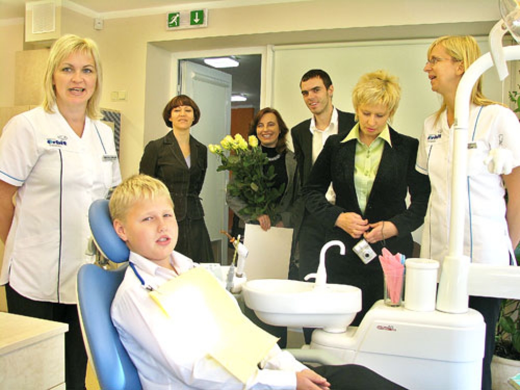 Bauskas 2. vidusskolas zobārstniecības kabineta jaunajā krēslā higiēniste Eva Žaugre (no labās) un zobārsta māsa Simona Tomase palīdzējušas iekārtoties 6. b klases skolniekam Vilnim Dervinam.