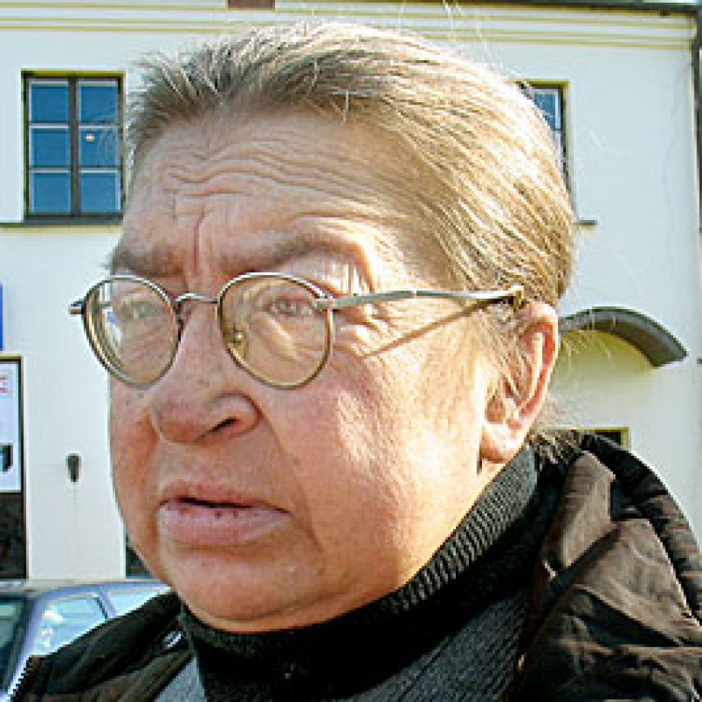 SARMĪTE,  veikala apkopēja: «Jā. Nav, kur pelnīt iztiku. Dzirdēju, ka daudzos uzņēmumos un iestādēs samazina darbinieku skaitu.»