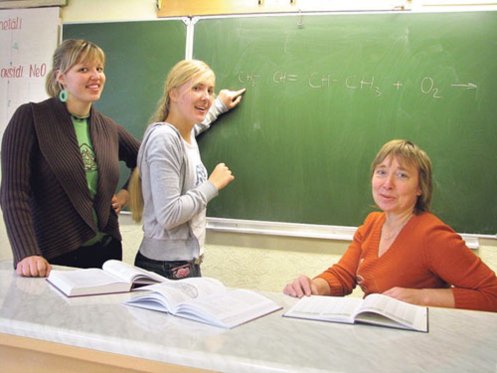 Ķīmijas skolotāja Brigita Igaune ir 2007. gada «Grindex» fonda stipendiāte. Pedagoģe ķīmijas kabinetā kopā ar 12. klases audzēknēm Inesi Skusto (no kreisās) un Madaru Romanovsku.