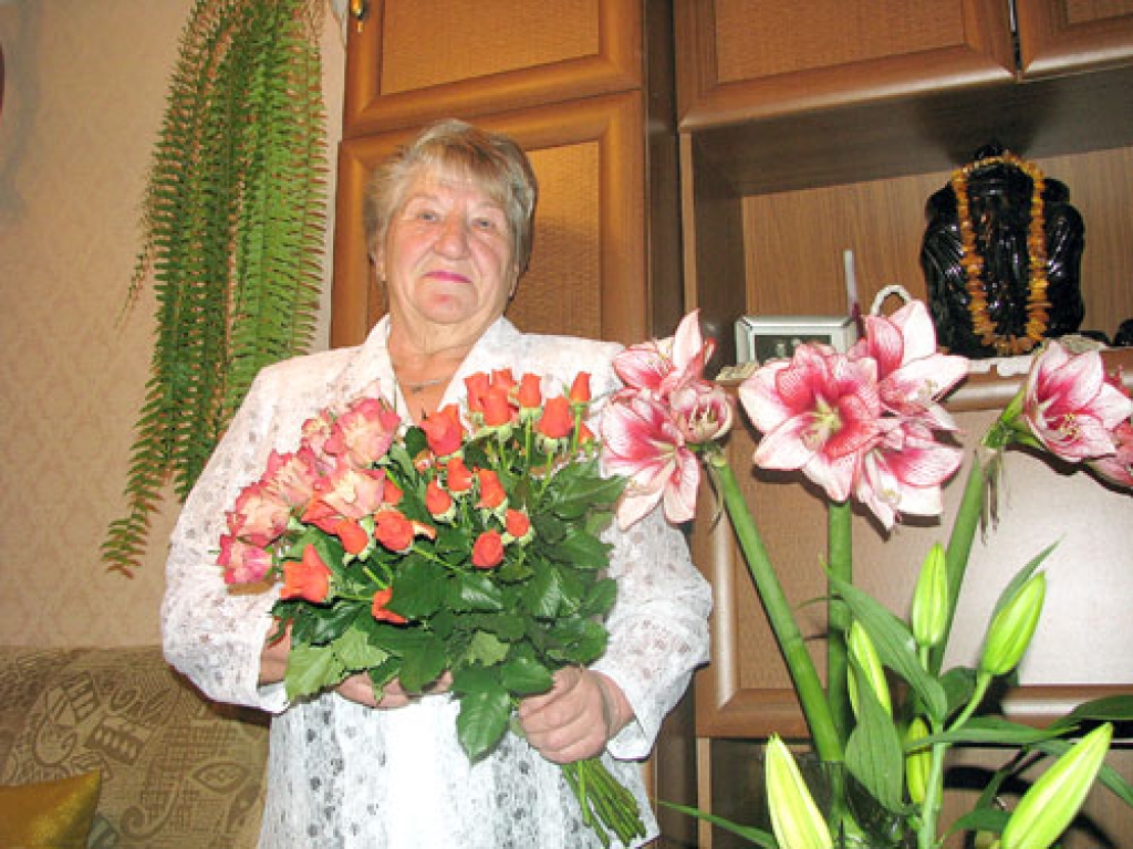 Ausmu Ragovsku jubilejā sveica bērni, mazbērni un mazmazbērni, piepildot māju ar mīļumu un ziedu smaržu.