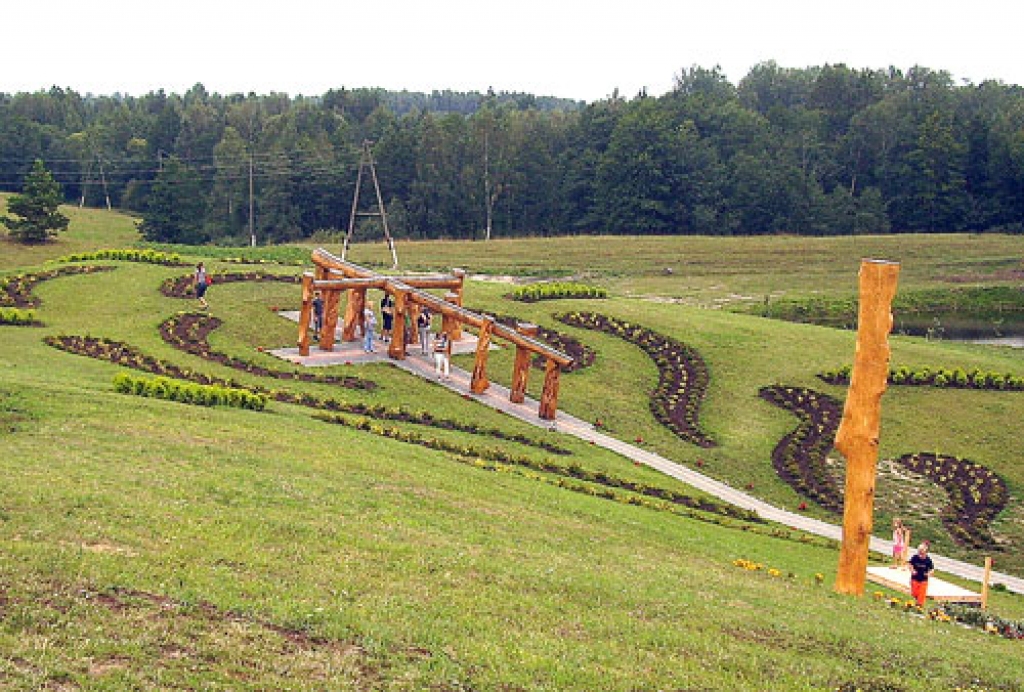 Ērika Delpera radītās koka skulptūras Karaļkalnā.