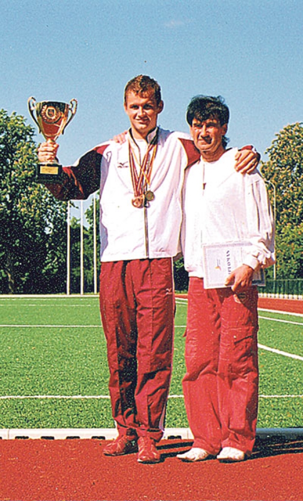 Juniors Jānis Strautiņš šovasar ir absolvējis Bauskas 1. vidusskolu un sācis studijas biznesa augstskolas «Turība» Bauskas filiālē. Treneris Ilmārs Saulgriezis cītīgi turpina darbu ar talantīgo soļotāju.