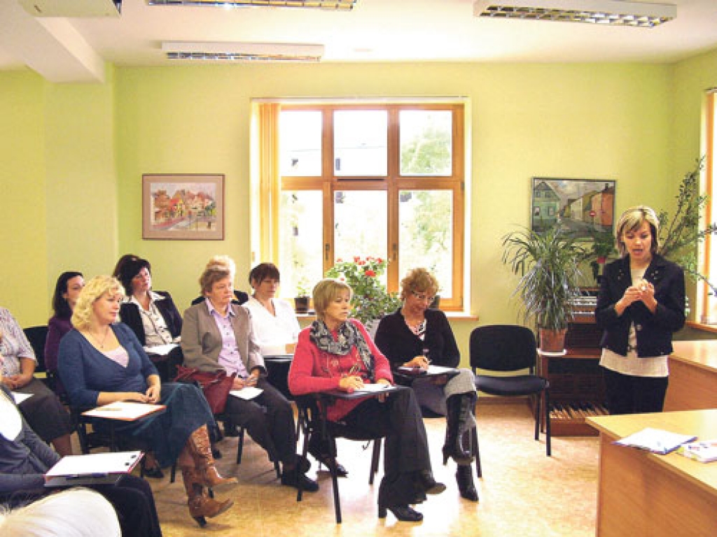 Hiperaktivitāte uzvedībā atklāj, kas notiek ar personību, tās nav vienkāršas blēņas vai nepaklausība, semināra dalībniekiem skaidro psiholoģijas maģistre Aija Juhna (no labās). 