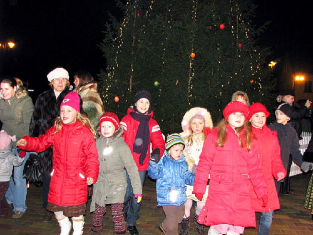 Folkloras kopas «Trejupe» dalībnieces vada rotaļu par bagātu koku, kam ir putnu pilni zari.
Autors: Juris Iļņickis