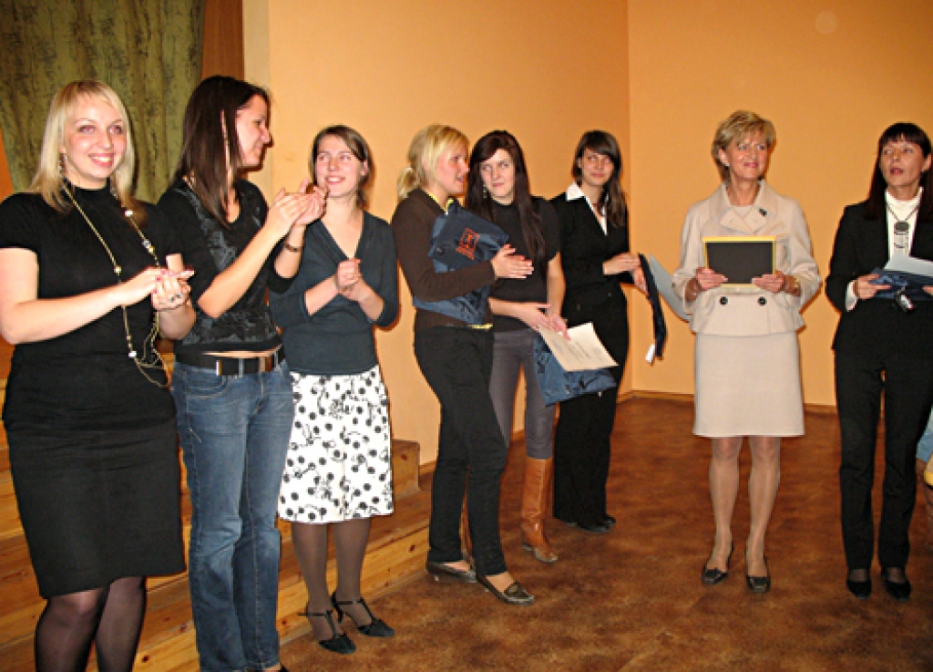 Nacionālā debašu turnīra fināla komandas – debatētājas no Cēsu Valsts ģimnāzijas (no kreisās) un Bauskas 1. vidusskolas – apsveic Eiropas Parlamenta deputāte Inese Vaidere un biedrības «Debašu centrs» valdes priekšsēdētāja Ineta Drēže.
Autors: Vilnis Auzāns