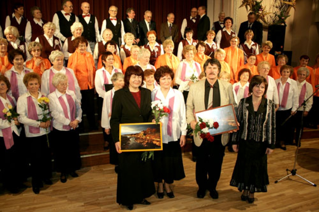 Saviem ciemiņiem – kora «Gaisma» diriģentei Zitai Kurševai, kora «Atvasara» diriģentam Alvim Bērziņam – «Sarmas» diriģente Daina Ārmane un prezidente Daina Sunteika dāvināja fotostudijas «Bauska» sagatavotu atjaunotās Bauskas pils fotoattēlu.
Autors: Ivars Kalniņš