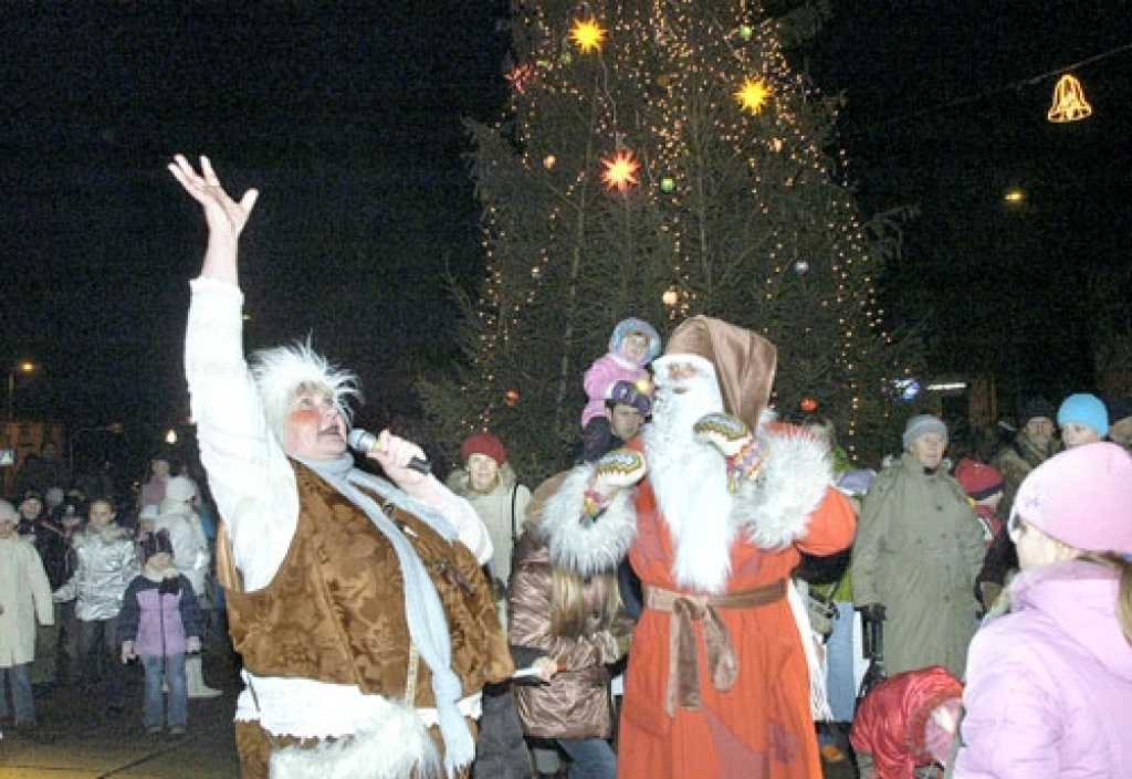 Ziemassvētku egle Bauskas Rātslaukumā krāsainās uguntiņās iemirdzējās šo, 2. decembrī.
Autors: No «Bauskas Dzīves» arhīva.