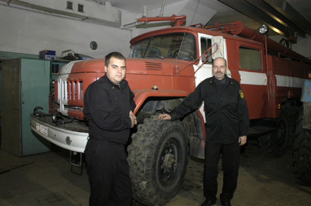 Rundāles depo ugunsdzēsējiem Aināram Vilkam un Pēterim Petrovskim darbs ir vēl tikai līdz 31. decembrim. 
Autors: Ivars Bogdanovs