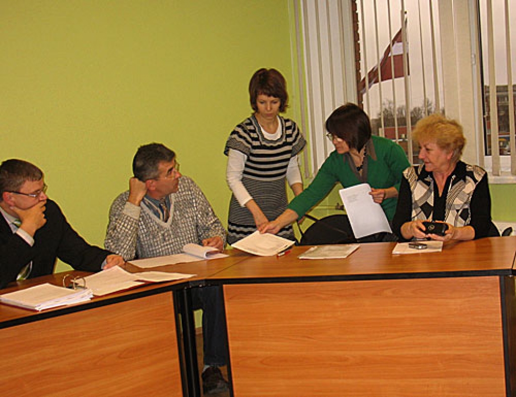 Svētku rīcības komitejas locekļi iepazīstas ar tautas nama speciālistu sagatavoto 440 gadu jubilejas norises projektu.
Autors: Vilnis Auzāns