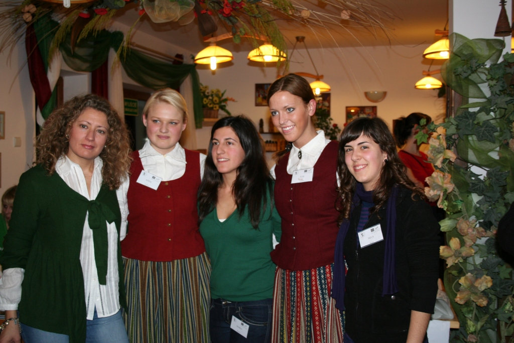 Anda Krēgere (otrā no kreisās) un Ilze Pole (otrā no labās) kopā ar Spānijas Eiroklubu pārstāvēm.
Autors: No albuma.