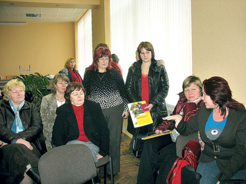 Biedrības «Stelpīte» vadītāja Kristīne Rulle (no labās) izvirzīja atkārtoti savu kandidatūru valdes locekļa amatam. Viņa stāsta kolēģēm, kāpēc šo darbu vēlas turpināt. 
Autors: Kristīne Straujā